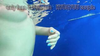 極上の痙攣まんこに無許可でぶち撒ける！豪華なヴィラに開放的になった女子大生とプールで生ハメSEX♡素人カップル/歳の差/顔出し/パイパン/中出し/変態/露出/水着/English subtitles