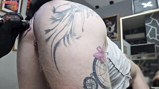 GIRL ASKED THE TATTOO ARTIST TO MARK HER ASS WITH A TATTOO SO THAT MEN DON'T MISS THE HOLE