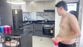 Lo que empezó como un simple juego de hermanastros termino con una follada y una corrida en su coño.