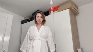 Мачеха застряла на диване, я не знал как ей помочь