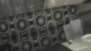 TEEN BIONDA ECCITA SPARA UN POMPINO AL RISTORANTE DAVANTI AI CLIENTI IGNARI