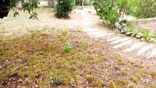 Chupándole La Polla En un Parque Público