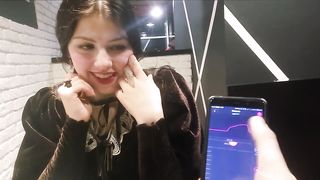 Making Girlfriend Cum in Public Restaurant