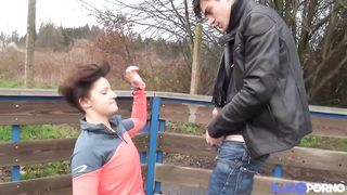 Tout en souplesse, la sportive Kimberly nous offre son cul [Full Video]