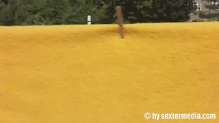 Teenie fickt im Garten