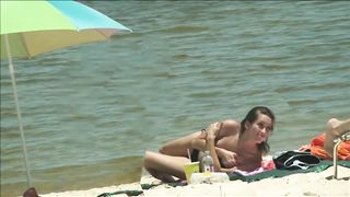 Voyeur - Nipslip on the beach