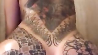 Fishball Gioca Con La Sua Figa Mentre é in Doccia