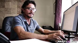 Is the pee turns you on? - Amara Romani, Tommy Gunn