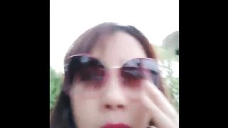 网红蜜桃q妹公园炮击喷水肛塞插出屎