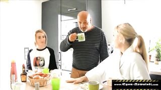 Tochter Gefickt, Ihre Schockierte Freundin Bläst