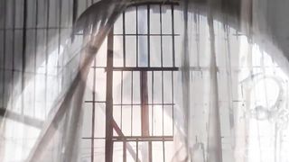 Celia Lora Se Da un Baño En La Tina