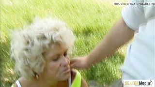 Oma wird auf Bauernhof gefickt