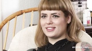 Dieses Mädel kennt sich mit starken Whiskeys und starken Kerlen aus.